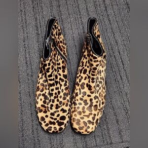 Nine West Huggins Calf hair leopard booties sz 7